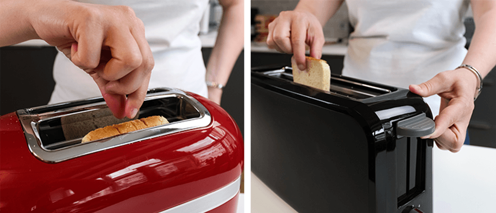 Eine Person greift aus zwei getesteten Toastern eine Scheibe Toast.