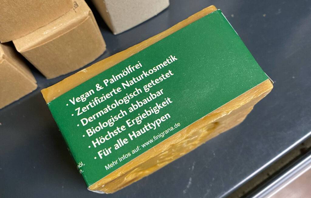 Aleppo-Seifen-Test: Nahaufnahme einer grünen Verpackung inklusive Produktangaben.