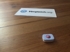Ein Spülmaschinentab auf einem Tisch neben einem Vergleich.org-Schild.