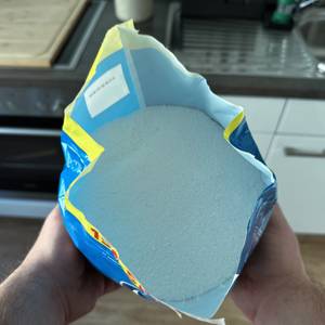 Die geöffnete Tüte des Finish-Spülmaschinenpulvers wird von oben gezeigt.