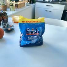 Das Finish-Spülmaschinenpulver steht auf einem Tisch.