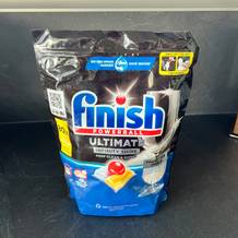 Die Verpackung der Finish Ultimate Infinity Shine Spülmaschinentabs steht auf einer Küchenarbeitsplatte