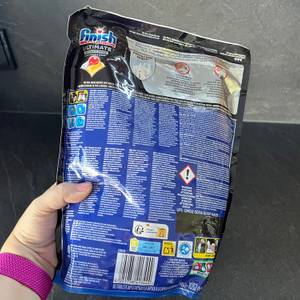 Die Rückseite der Finish-Ultimate-Infinity-Shine-Spülmaschinentabs.