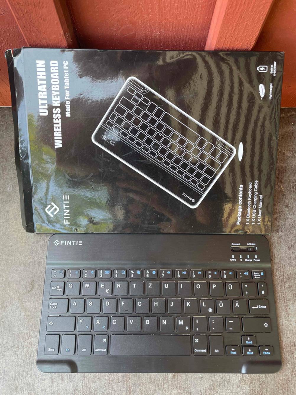 Tablet-Tastaturen im Test: Ein schwarzes Modell der Marke FINTIE steht vor seiner Verpackung.