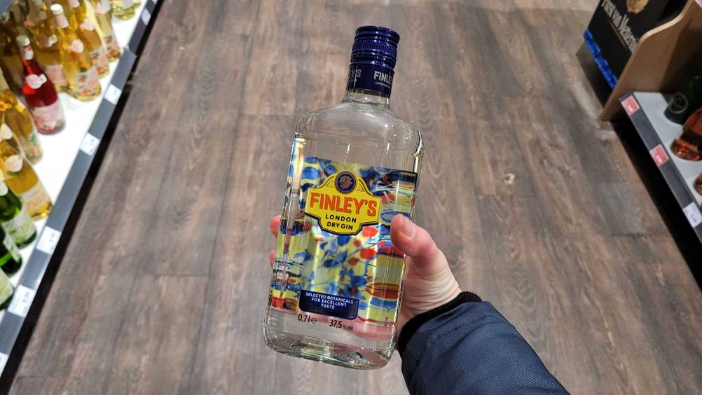 Im Test: Finleys London Dry Gin in einer Hand im Geschäft.