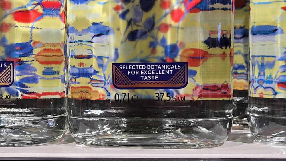 Im Test: Nahaufnahme des unteren Labels mit Angaben zum Inhalt und Alkoholgehalt.