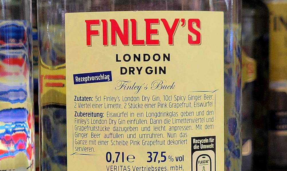 Gin im Test: Nahaufnahme von einem rückwärtigen gelben Flaschen-Etikett des Finleys London Dry Gins.