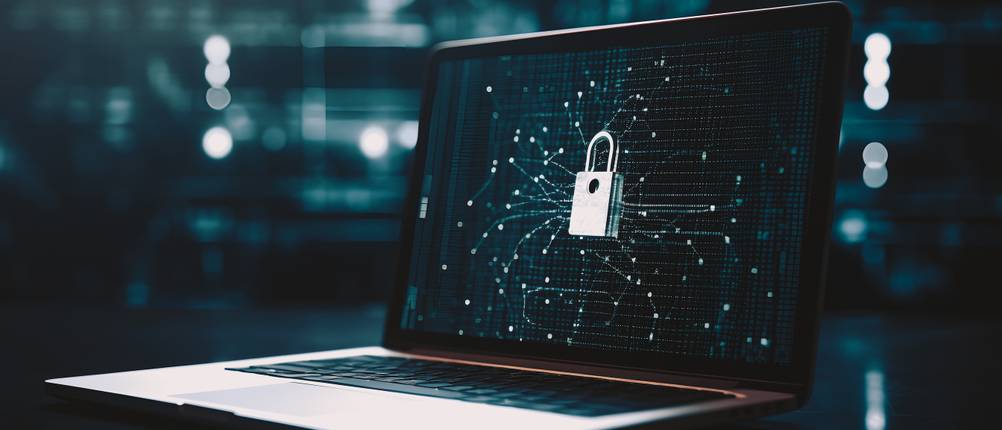 Firewall-Test: Ein aufgeklappter Laptop zeigt ein Sicherheitsschloss.