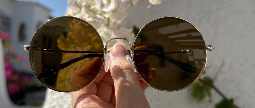 Polarisierte Sonnenbrille wird hochgehalten.