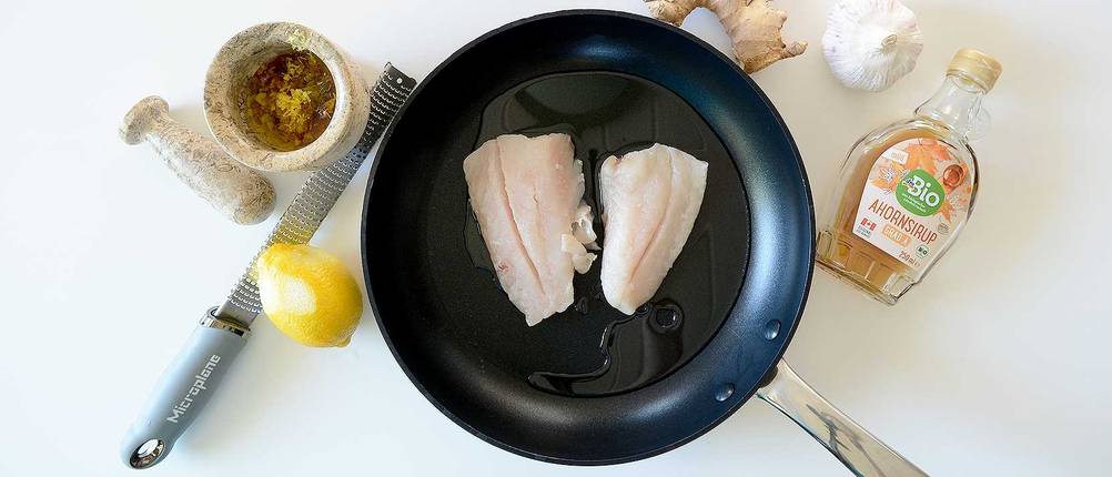 fisch-marinieren-pfanne-moerser