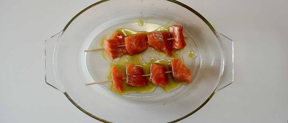 fisch-marinieren-spiesse-oel