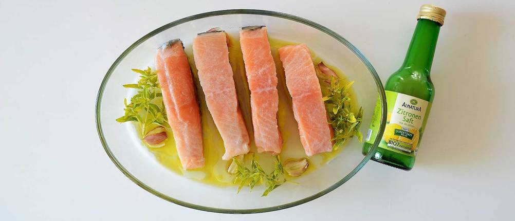 fisch-marinieren-zitrone-kraeuter-knoblauch