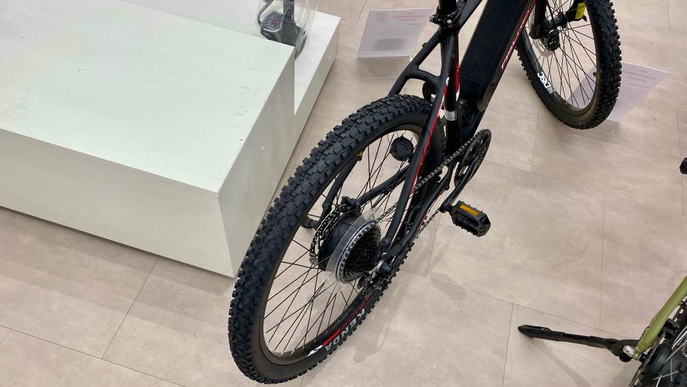 Hinterrad des getesteten Fischer-E-Bikes ist im Detail abgebildet.
