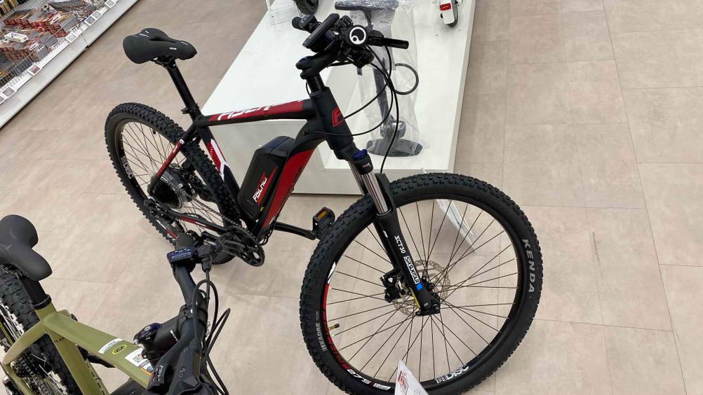 Getestetes Fischer-E-Bike steht auf dem Boden.