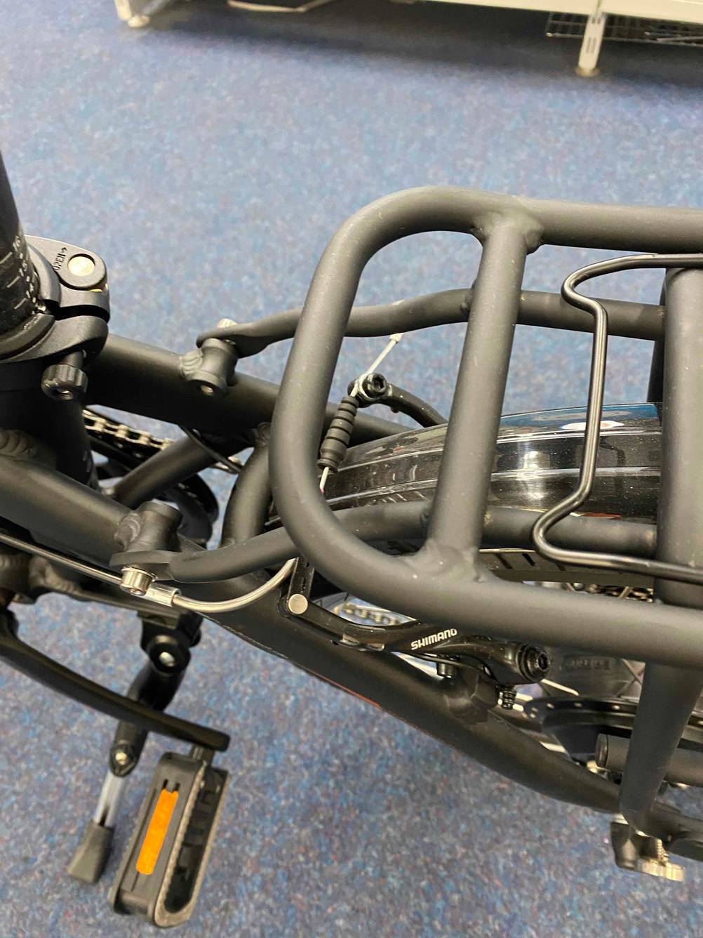 Detailansicht des Gepäckträgers eines getesteten E-Bikes.