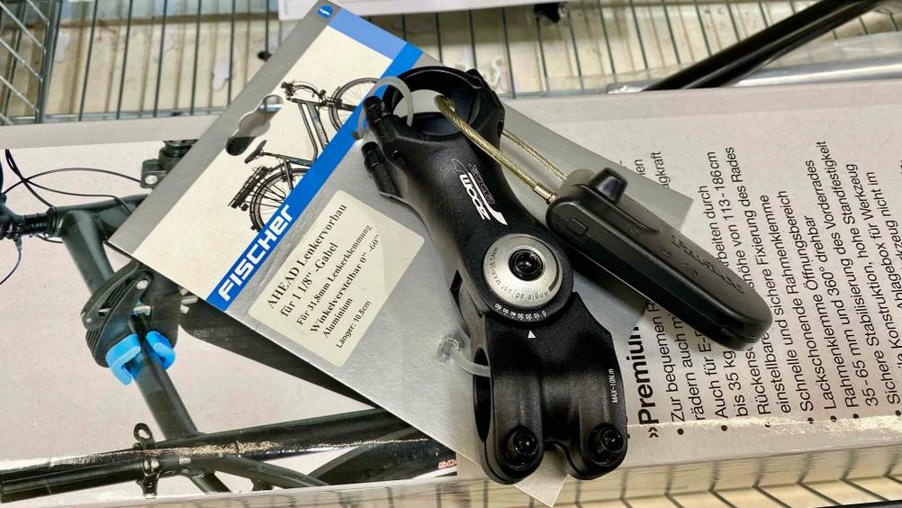 Im Test: Ein Lenker-Vorbau von schärg oben auf einem Karton liegend.