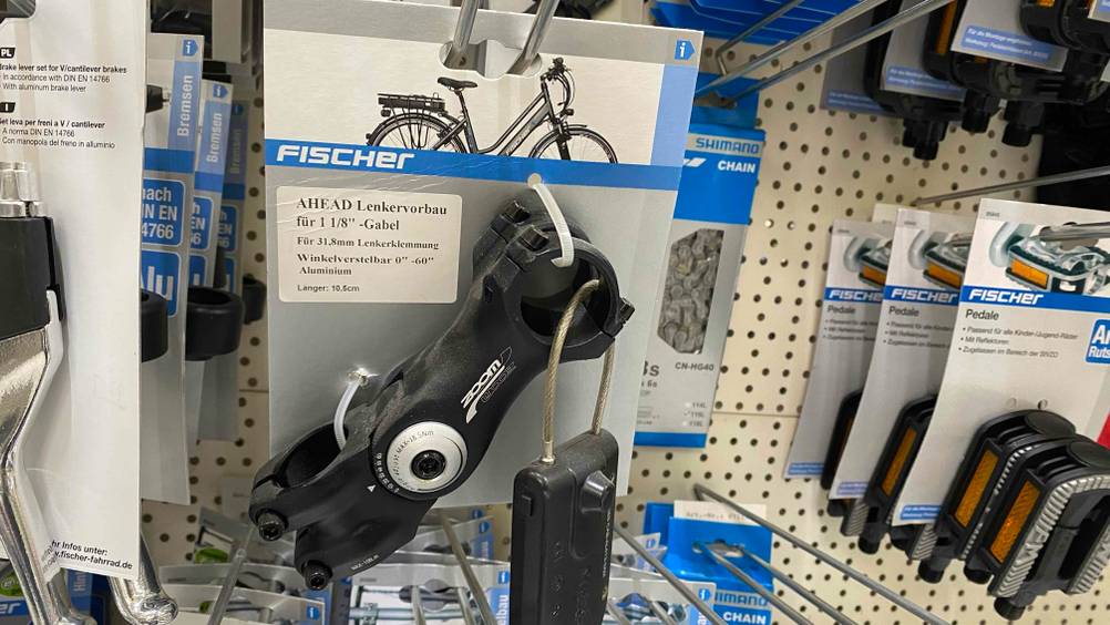 Lenker-Vorbau getestet: Ein Produkt hängt zwischen anderen in einem Verkaufsregal.