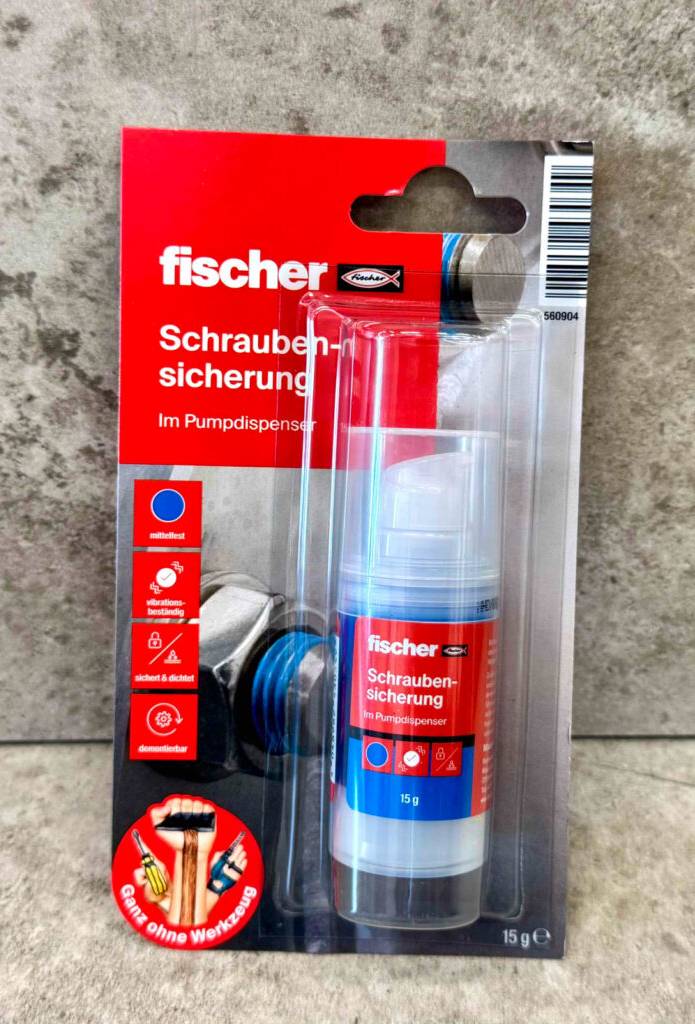 Getestet: Die mittelfeste Schraubensicherung im Pumpspender innerhalb der Originalverpackung steht auf dem Boden.