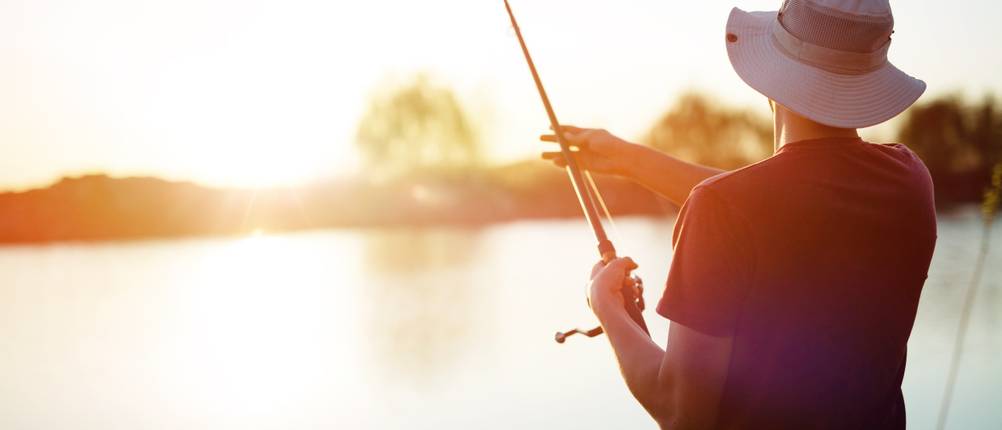 Fischfinder-Test: Ein Mann angelt bei Tagesanbruch.
