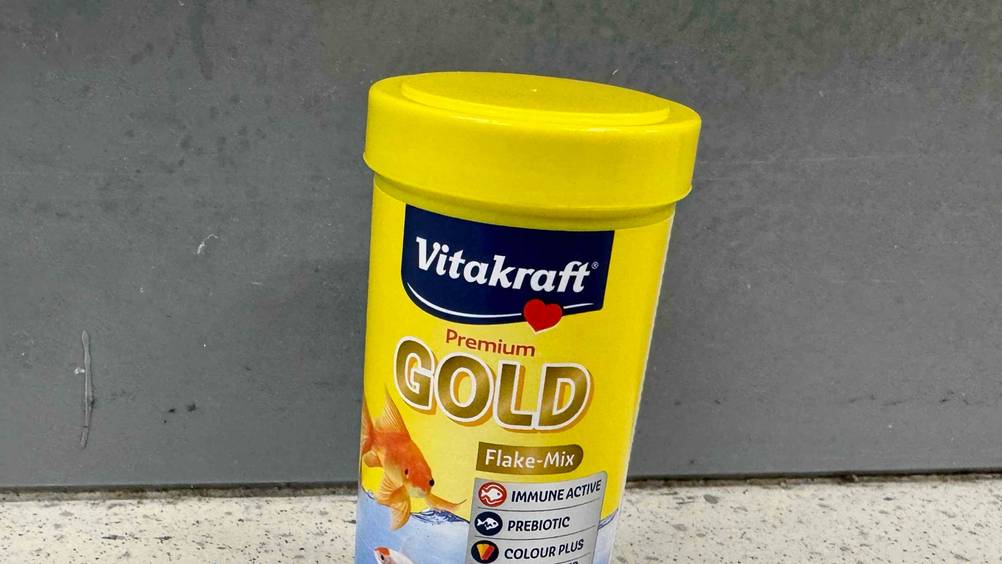 Fischfutter getestet: Nahaufnahme der Vorderseite der Verpackung mit Informationen.