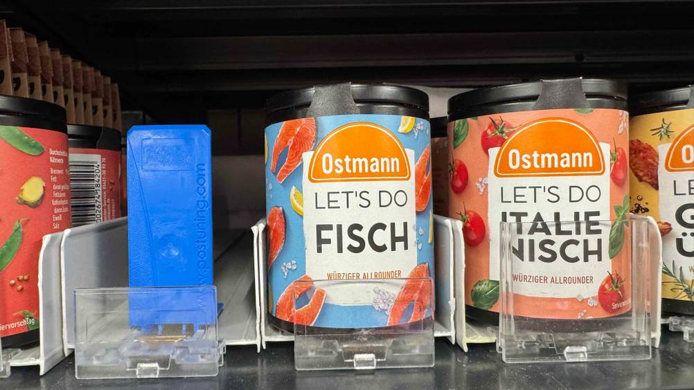 Mehrere Dose des Fischgewürzes im Test in einem Verkaufsregal neben anderen Produkten.