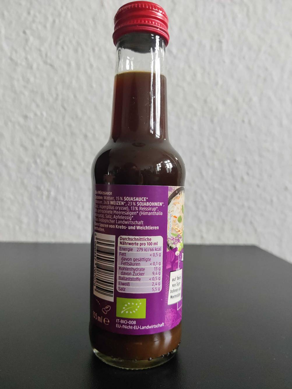 Im Test: Rückseite einer Flasche Fischsauce mit Nährwertangaben vor einer hellen Wand.