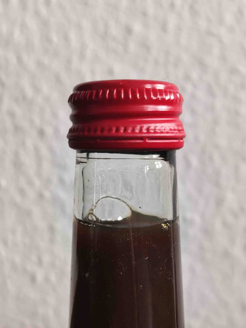 Fischsauce getestet: Nahaufnahme des Schraubverschlusses einer Fischsauce.