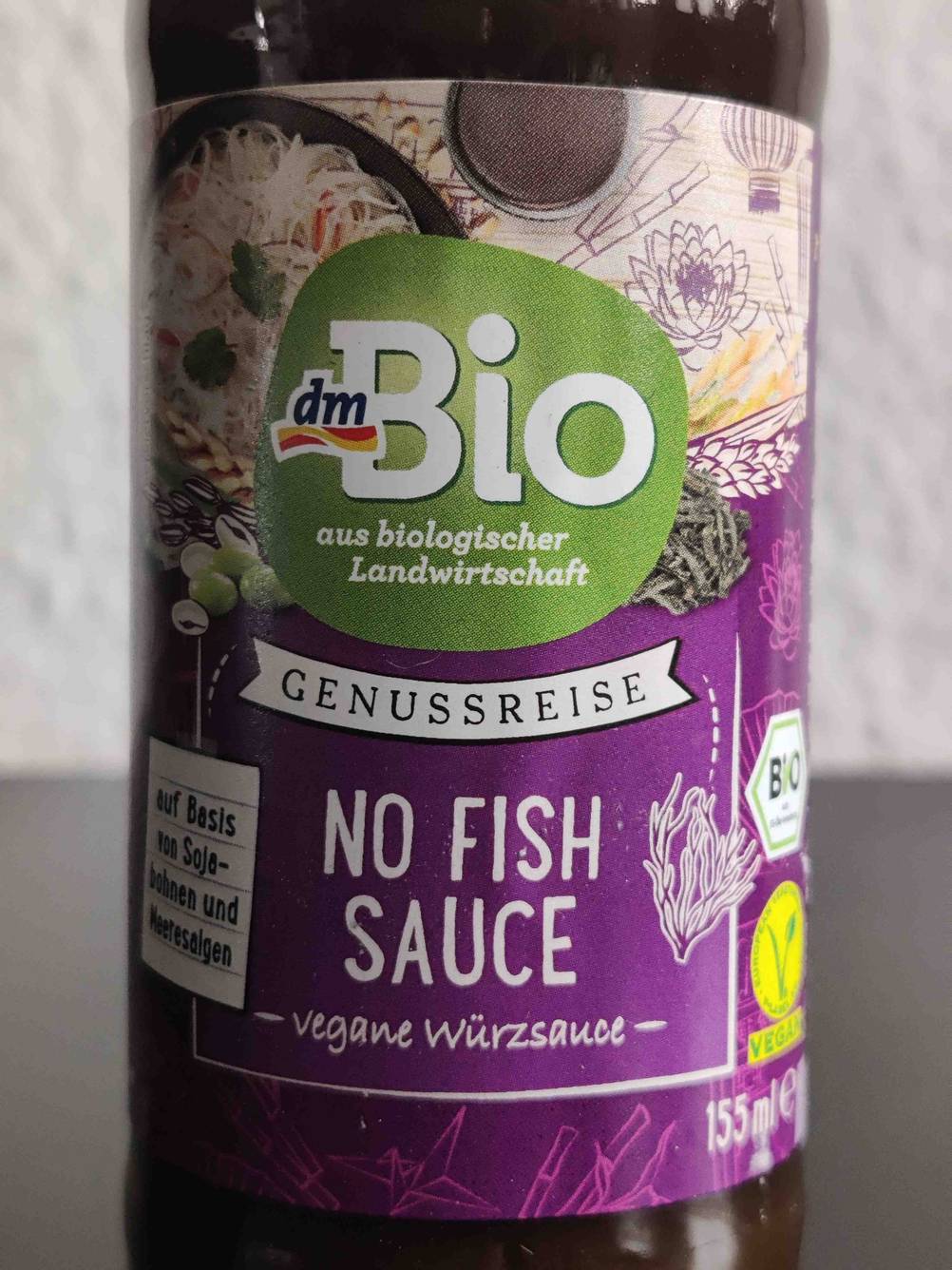 Nahaufnahme des Labels einer getesteten Fischsauce mit Logo.