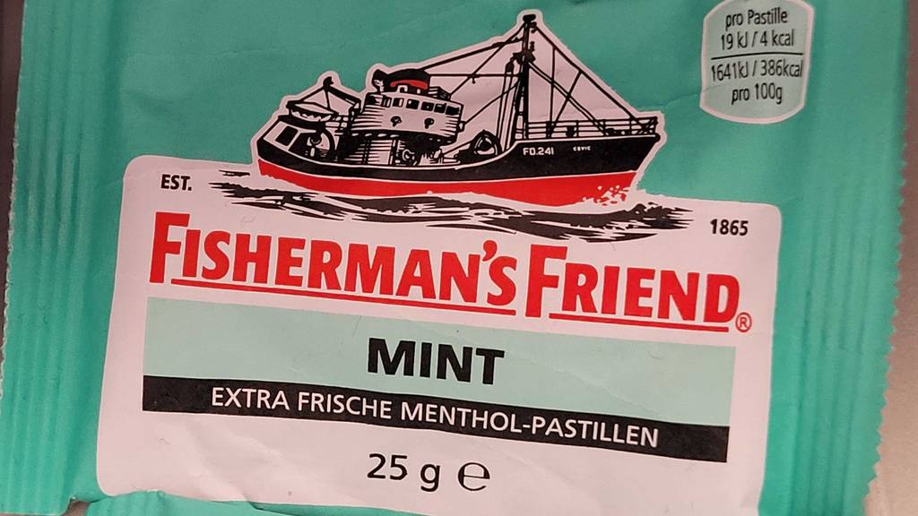Auf der Packung von getesteten Fishermans-Friend ist ein Schiff abgebildet.