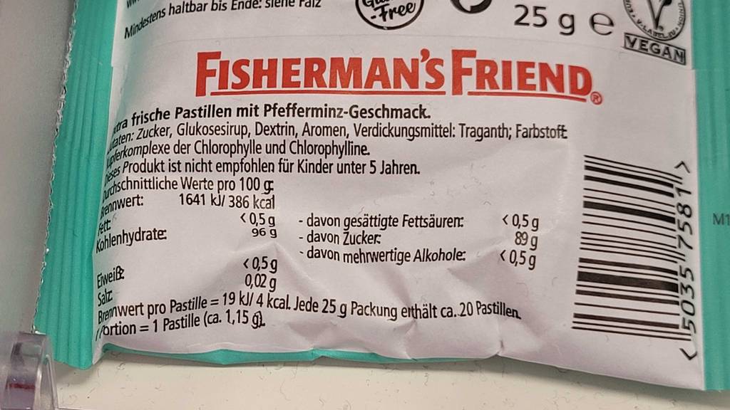 Auf der Rückseite einer Packung getesteter Fishermans-Friend stehen Informationen zu Zutaten und Nährstoffen.