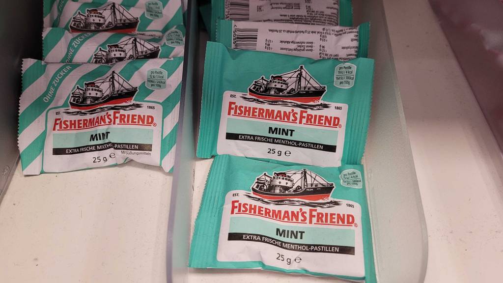 Fishermans-Friend im Test: Mehrere Packungen mit und ohne Zucker liegen in einem Regal.