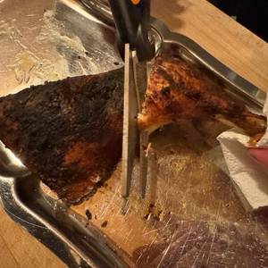 Die Fiskars 1003033 FF Geflügelschere schneidet durch Fleisch
