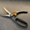 Die Fiskars 1003033 FF Geflügelschere liegt geöffnet auf einer Küchenarbeitsplatte