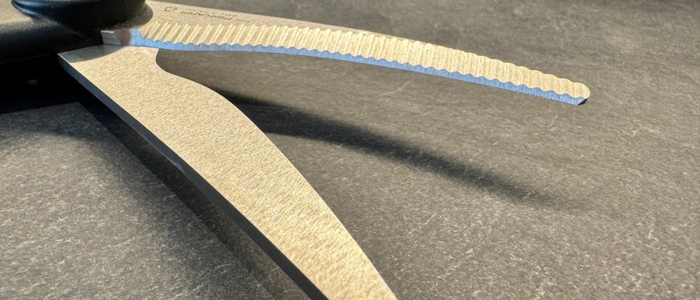 Die geöffnete Spitze der Fiskars 1003033 FF Geflügelschere in Nahaufnahme