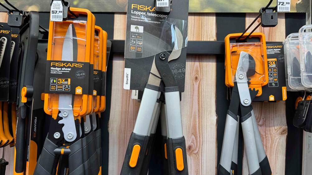 Getestet: Die Fiskars-Astschere von vorne in einem Regal hängend.