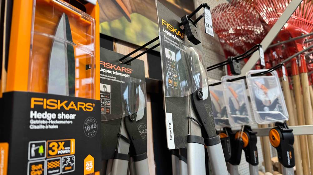 Fiskars-Astschere getestet: Mehrere Scheren von der Seite in einem Regal hängend.