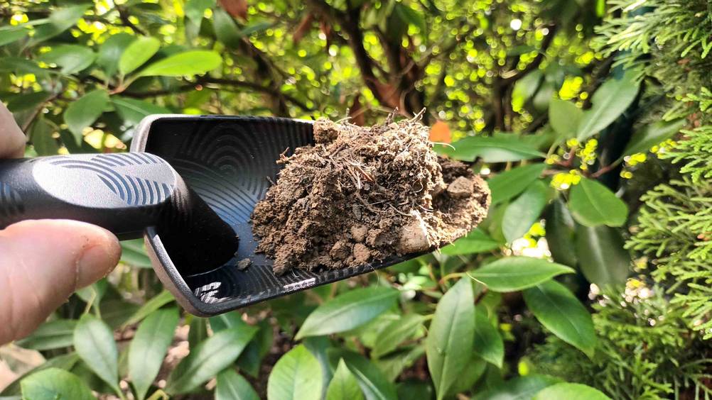 Gartenwerkzeug-Set im Test: Auf Schaufel befindet sich Erde.