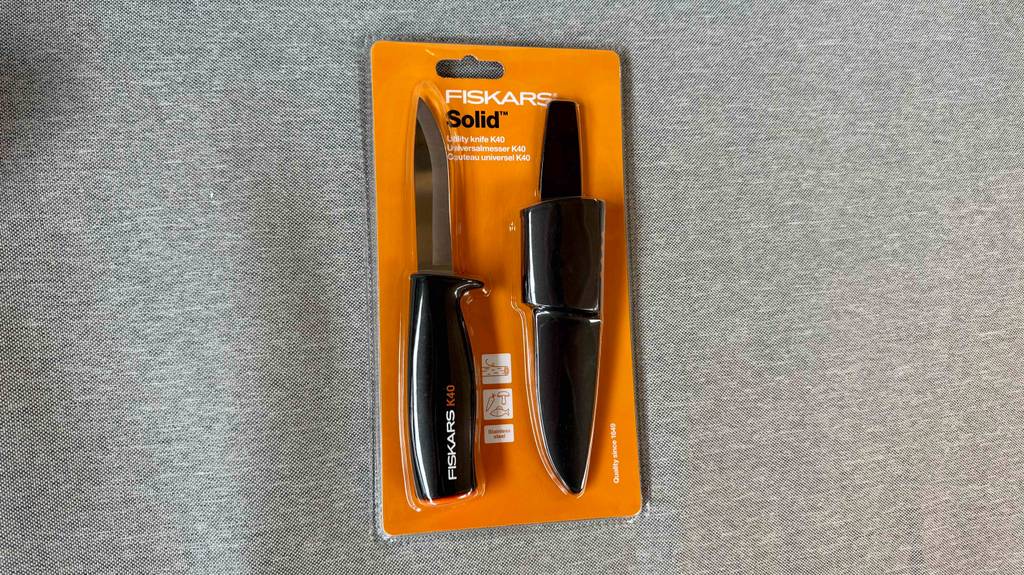 Auf dem Kartonblister eines getesteten Fiskars-Messers stehen Informationen zum Produkt.