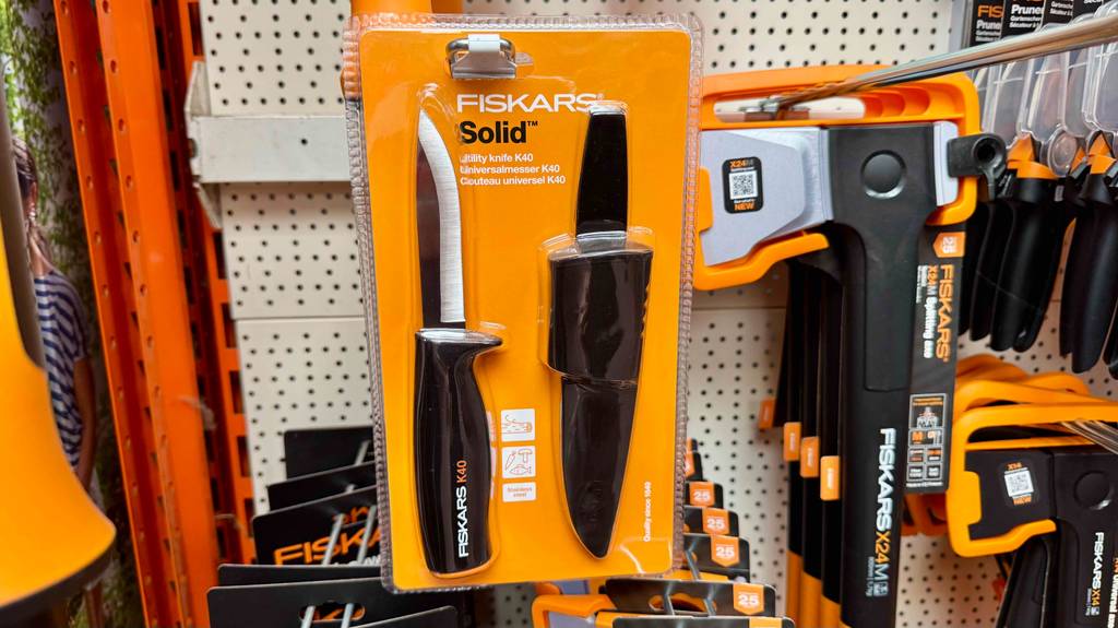 Fiskars-Messer im Test: Ein verpacktes Set hängt zwischen anderen Produkten in einem Hängeregal.