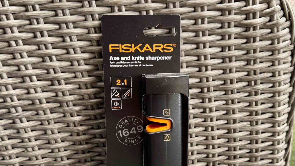 Fiskars-Messerschärfer im Test: Nahaufnahme der Verpackung mit Logo und Artikelbezeichnung.