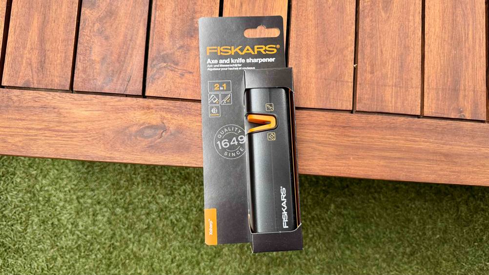 Auf einer Holzfläche liegt der Fiskars-Messerschärfer im Test.