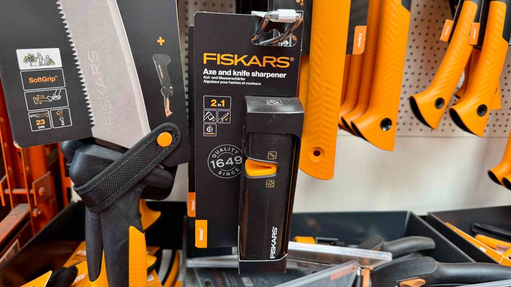 In einem Verkaufsregal neben anderen Produkten hängt der getestete Fiskars-Messerschärfer.