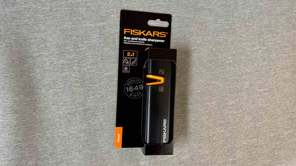 Auf einem Stoff liegt der getestete Fiskars-Messerschärfer.