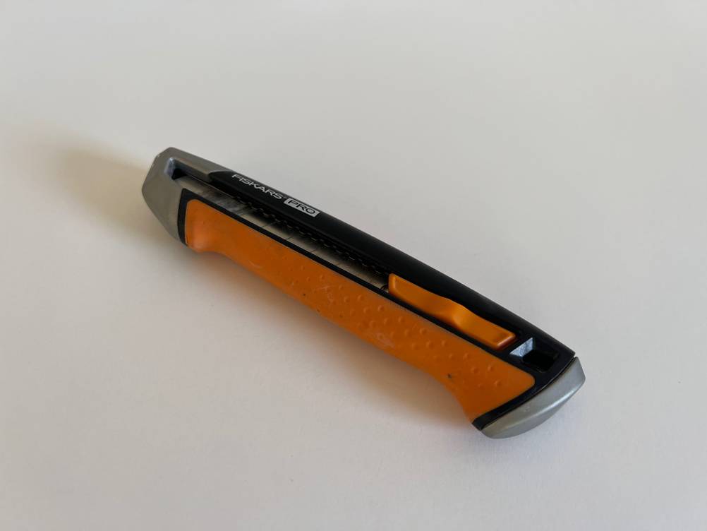 Fiskars Pro Cuttermesser in Vollansicht.