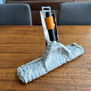 Die Messerwalze des Fiskars-Rasenlüfters ist eingepackt.