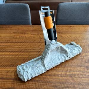 Die Messerwalze des Fiskars-Rasenlüfters ist eingepackt.