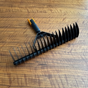 Die Messerwalze des Fiskars-Rasenlüfters liegt auf einem Tisch.