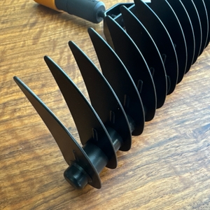 Klingen an der Messerwalze des Fiskars-Rasenlüfters in Nahaufnahme.