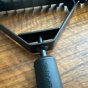 Der Übergang vom Griff zur Messerwalze des Fiskars-Rasenlüfters.