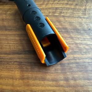 Eine Verbindung am Griff des Fiskars-Rasenlüfters in Nahaufnahme.